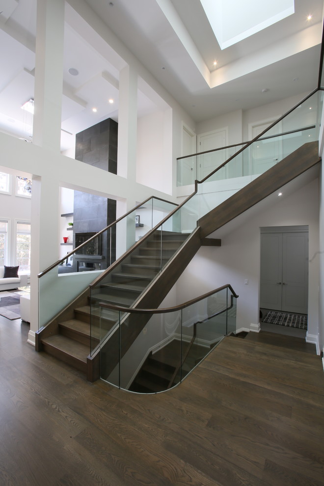 Cette photo montre un escalier tendance en L avec des marches en bois et des contremarches en bois.