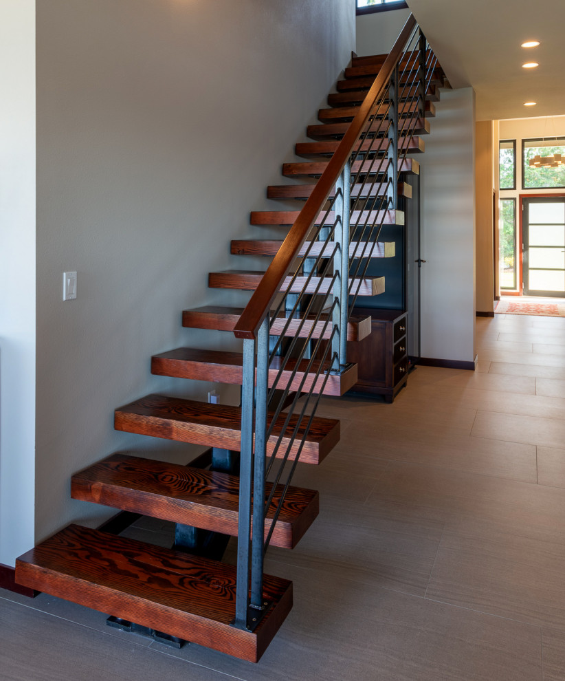 Стильный дизайн: прямая лестница среднего размера в стиле модернизм с деревянными ступенями и металлическими перилами без подступенок - последний тренд