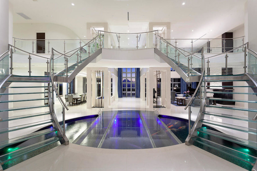 Exempel på en mycket stor modern svängd trappa i glas