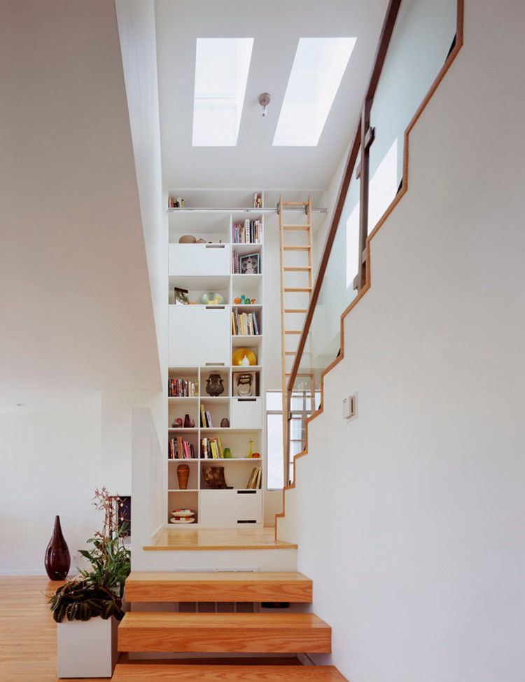 Foto de escalera en L contemporánea de tamaño medio sin contrahuella con escalones de madera y barandilla de vidrio