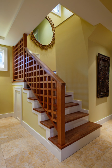 Cette image montre un escalier peint traditionnel en U de taille moyenne avec des marches en bois et un garde-corps en bois.