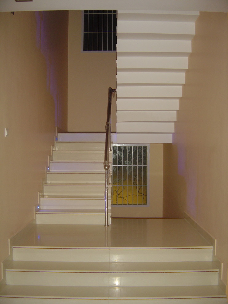 На фото: лестница в восточном стиле с