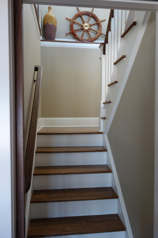 Стильный дизайн: лестница в морском стиле - последний тренд