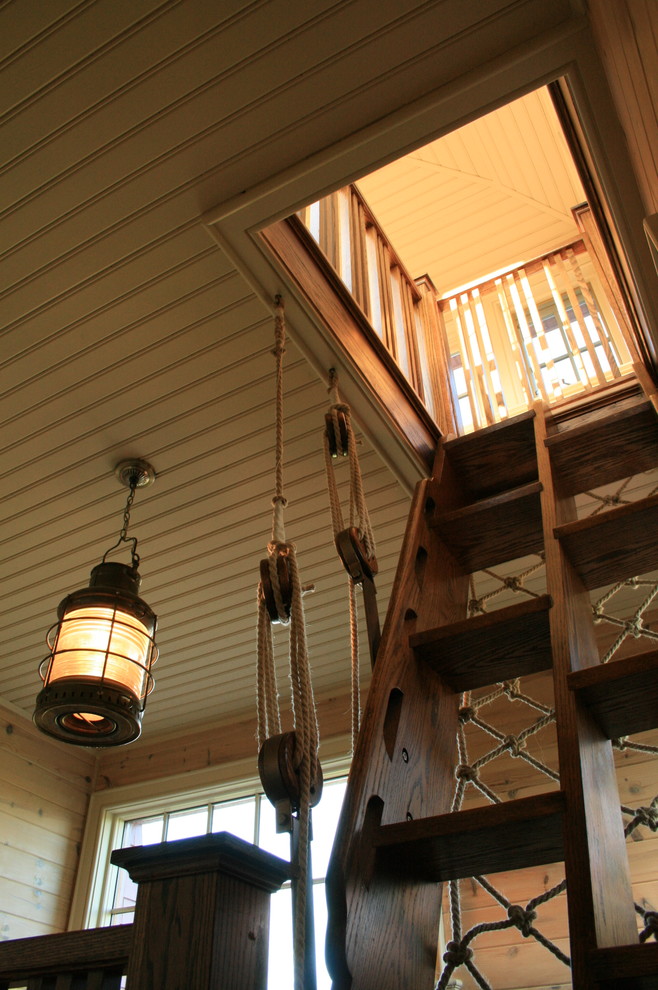На фото: лестница в морском стиле с деревянными ступенями без подступенок с