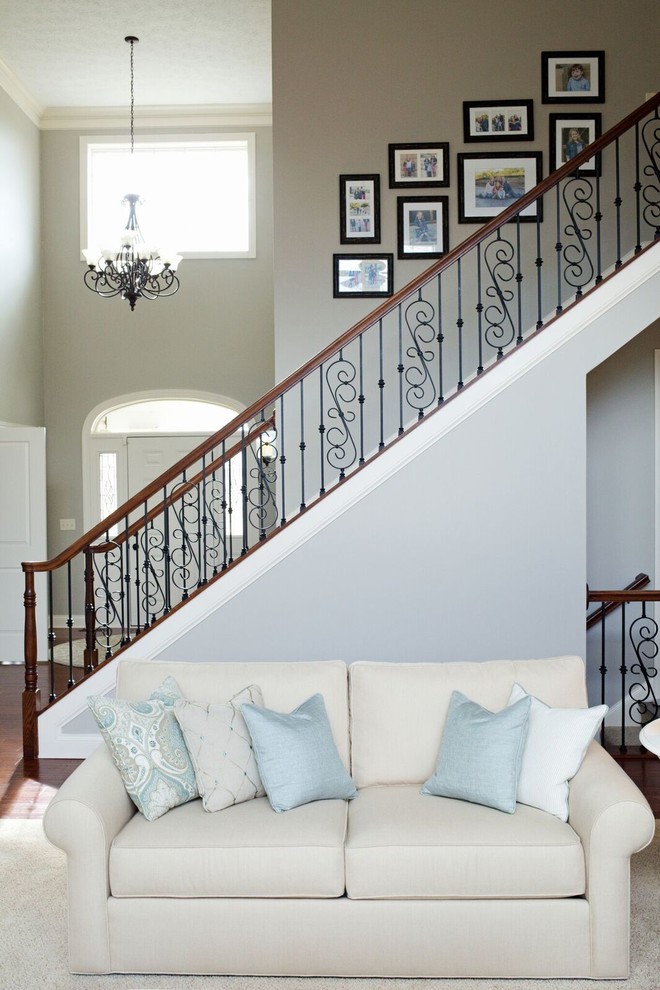 Источник вдохновения для домашнего уюта: большая прямая лестница в стиле неоклассика (современная классика) с перилами из смешанных материалов