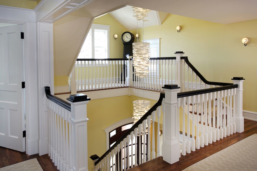 Стильный дизайн: большая п-образная лестница в морском стиле с деревянными ступенями, деревянными перилами и крашенными деревянными подступенками - последний тренд