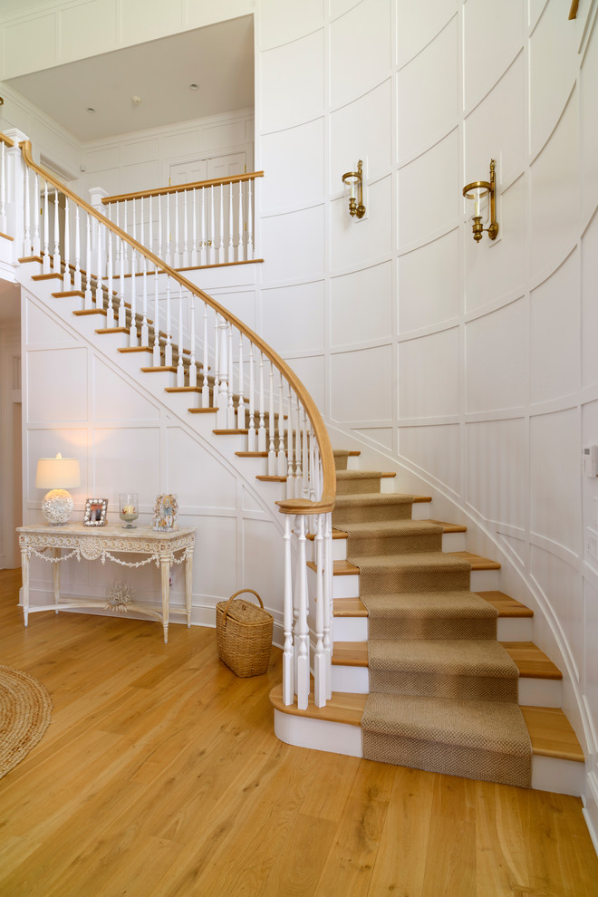 Идея дизайна: изогнутая деревянная лестница в морском стиле с деревянными ступенями и деревянными перилами