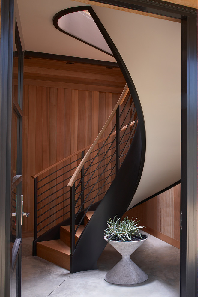 Пример оригинального дизайна: маленькая изогнутая деревянная лестница в морском стиле с деревянными ступенями для на участке и в саду