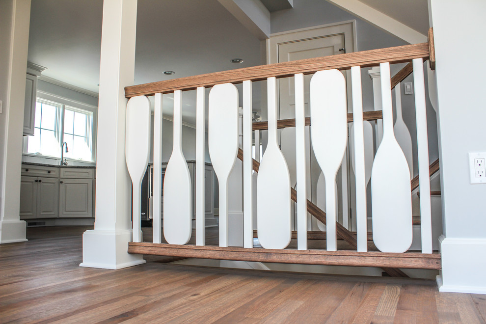 На фото: прямая деревянная лестница среднего размера в морском стиле с деревянными ступенями с