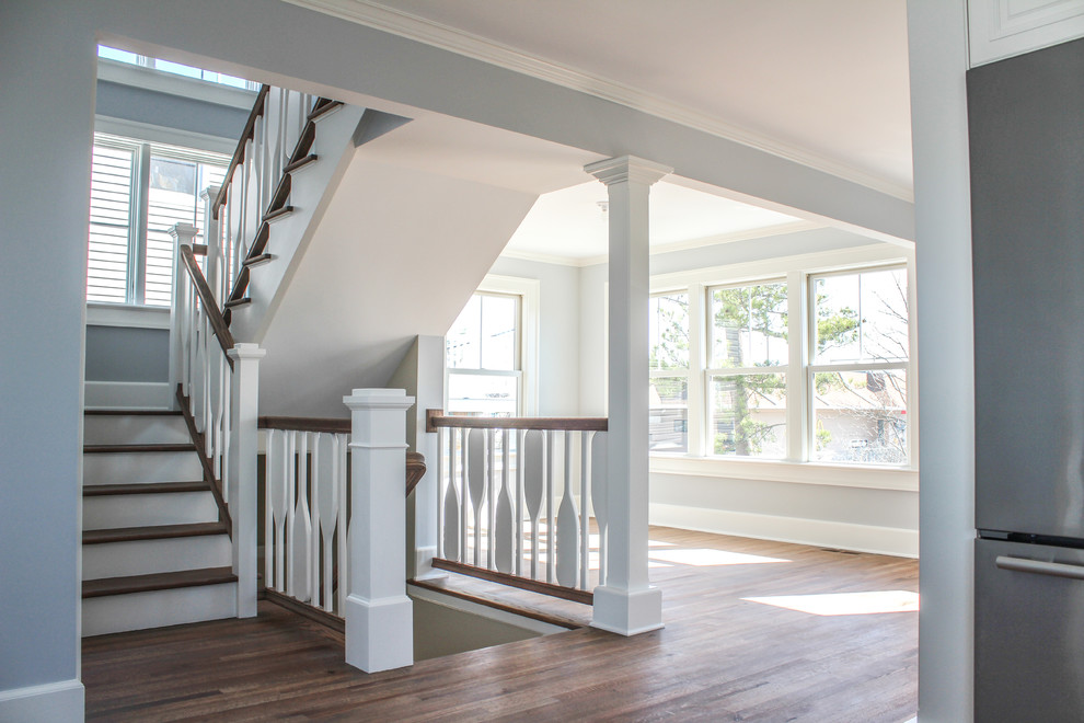Стильный дизайн: прямая деревянная лестница среднего размера в морском стиле с деревянными ступенями - последний тренд