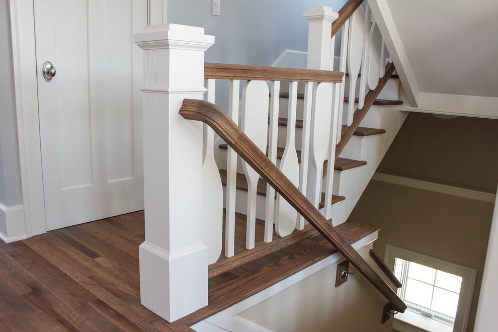 Пример оригинального дизайна: прямая деревянная лестница среднего размера в морском стиле с деревянными ступенями