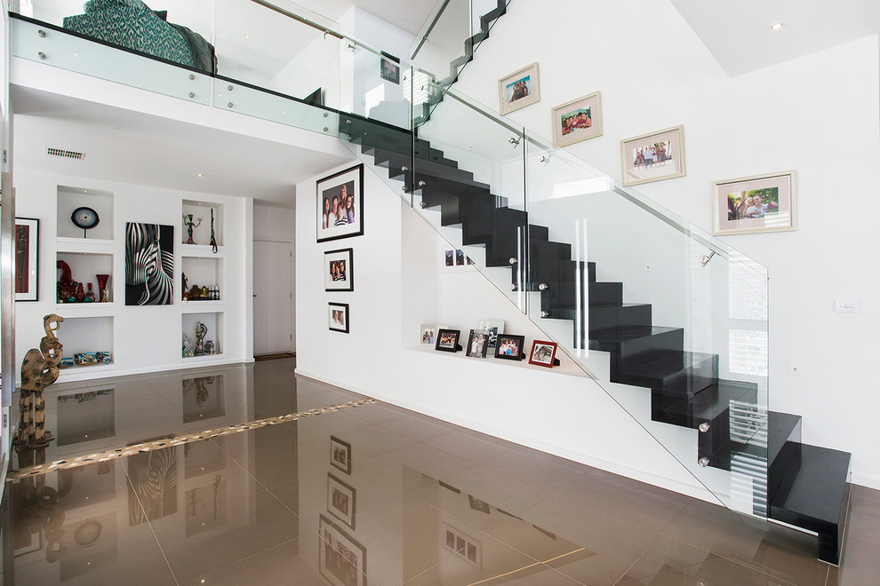 Стильный дизайн: прямая лестница в современном стиле с акриловыми ступенями - последний тренд