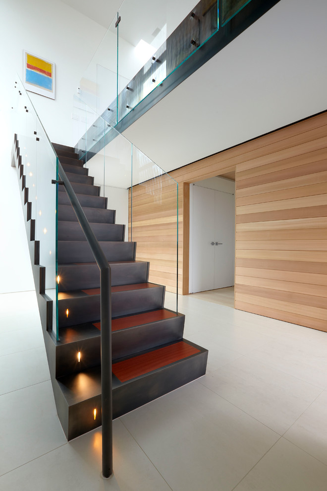 Свежая идея для дизайна: прямая лестница в морском стиле - отличное фото интерьера