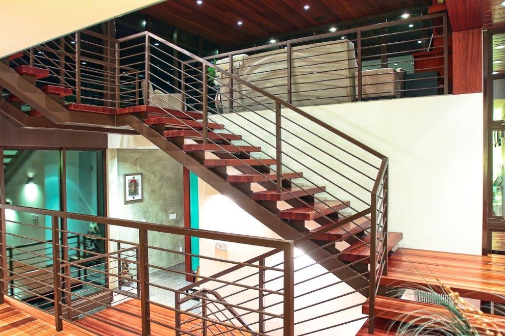 Cette image montre un grand escalier sans contremarche flottant marin avec des marches en bois.
