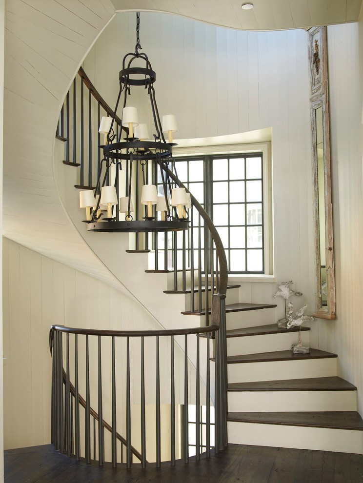 Свежая идея для дизайна: изогнутая лестница в морском стиле - отличное фото интерьера