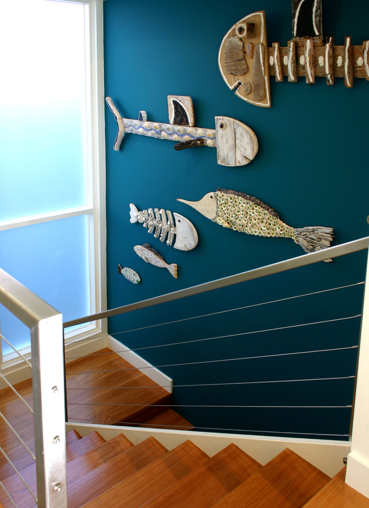 Cette image montre un petit escalier marin en U avec des marches en bois et des contremarches en bois.