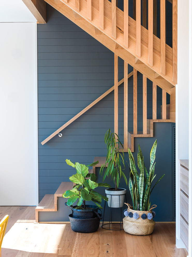 На фото: п-образная деревянная лестница среднего размера в морском стиле с деревянными ступенями и деревянными перилами с