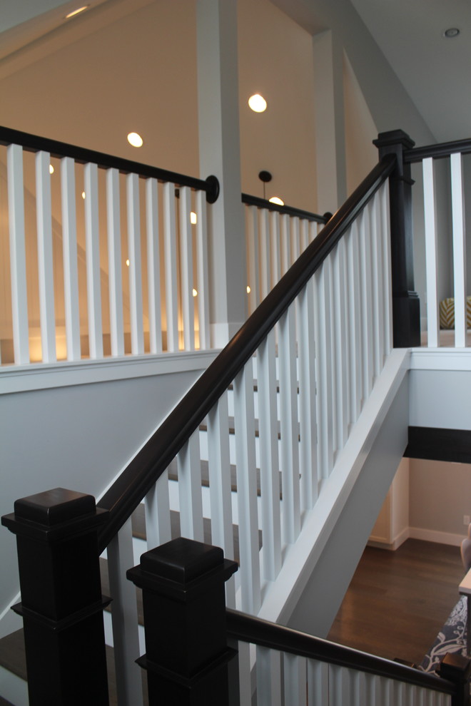 Idées déco pour un escalier craftsman en U de taille moyenne avec des marches en bois, des contremarches en bois et éclairage.