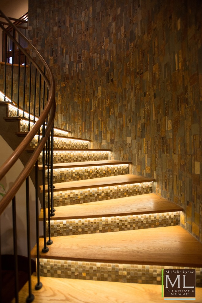 ダラスにある高級な広いトランジショナルスタイルのおしゃれなサーキュラー階段 (タイルの蹴込み板) の写真