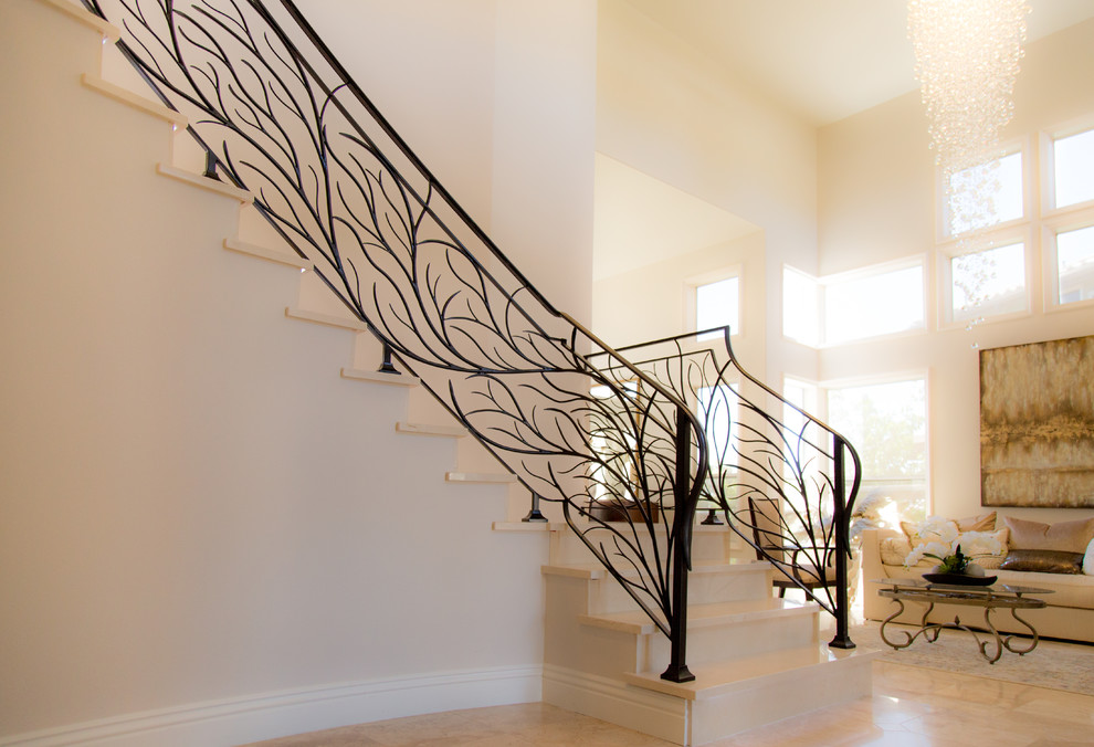Свежая идея для дизайна: изогнутая лестница среднего размера в стиле модернизм с ступенями из плитки и подступенками из плитки - отличное фото интерьера