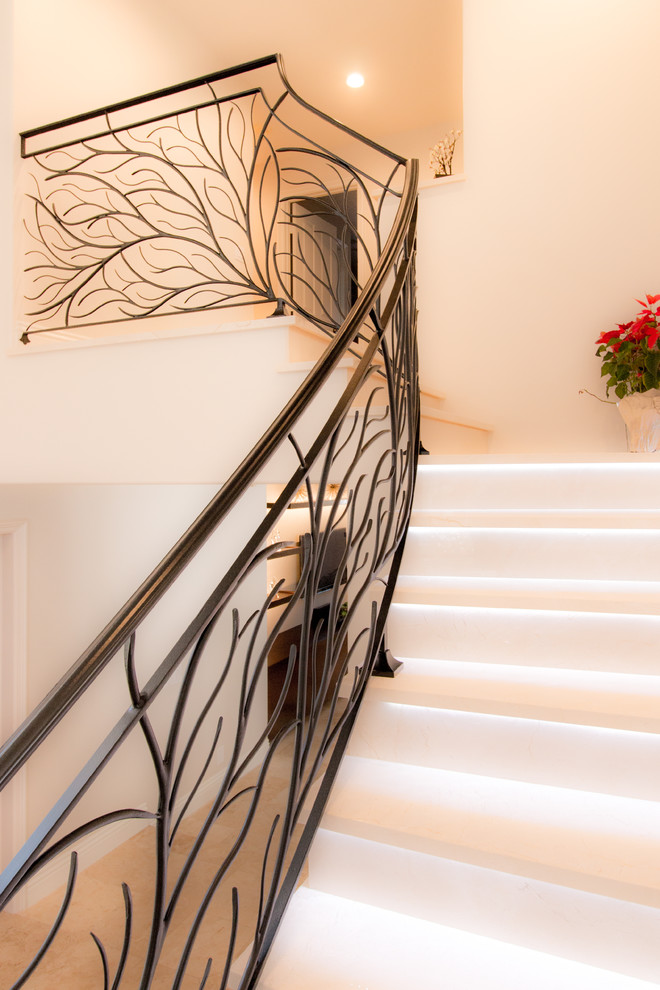 Idée de décoration pour un escalier carrelé courbe minimaliste de taille moyenne avec des contremarches carrelées.