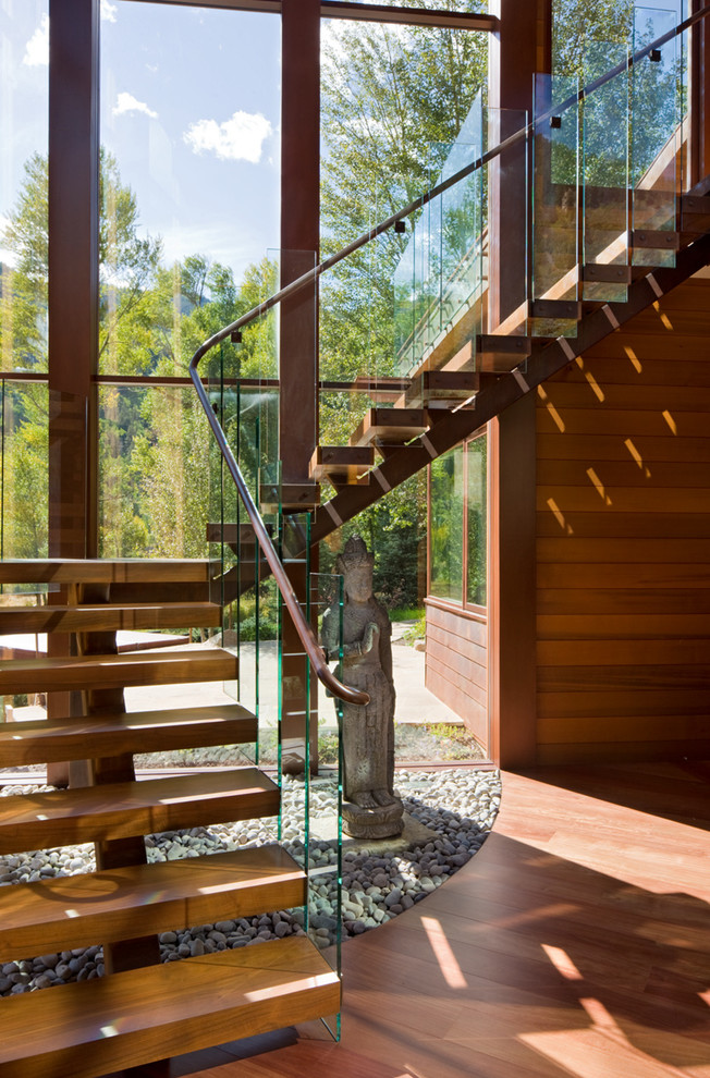 На фото: лестница в современном стиле с деревянными ступенями без подступенок