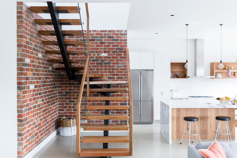 Стильный дизайн: п-образная лестница среднего размера в современном стиле с деревянными ступенями - последний тренд