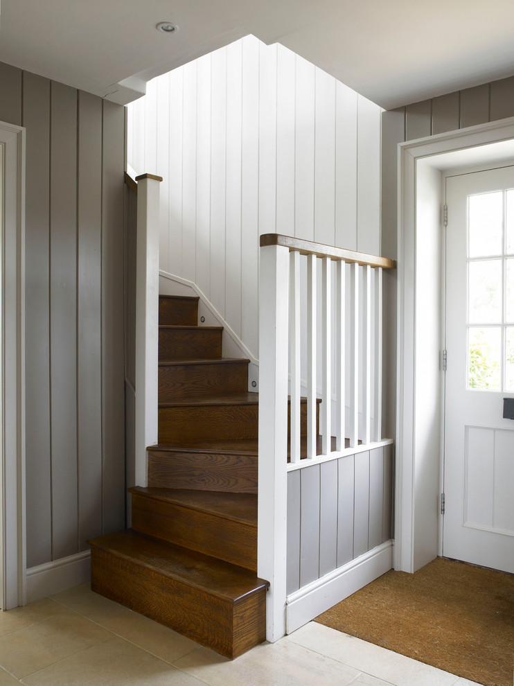Идея дизайна: п-образная деревянная лестница в стиле кантри с деревянными ступенями