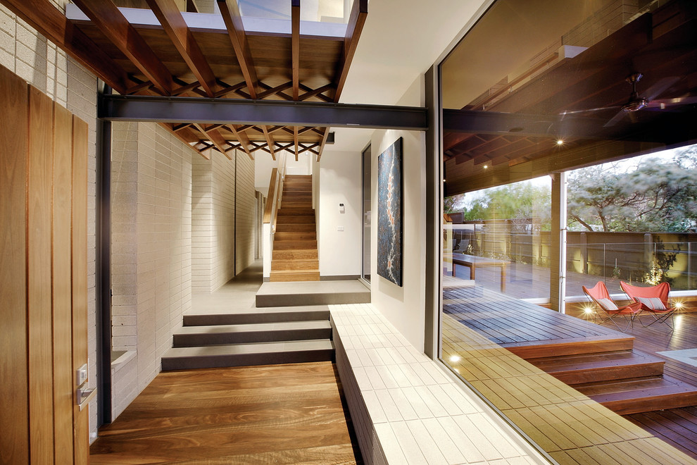 Свежая идея для дизайна: прямая деревянная лестница в современном стиле с деревянными ступенями - отличное фото интерьера