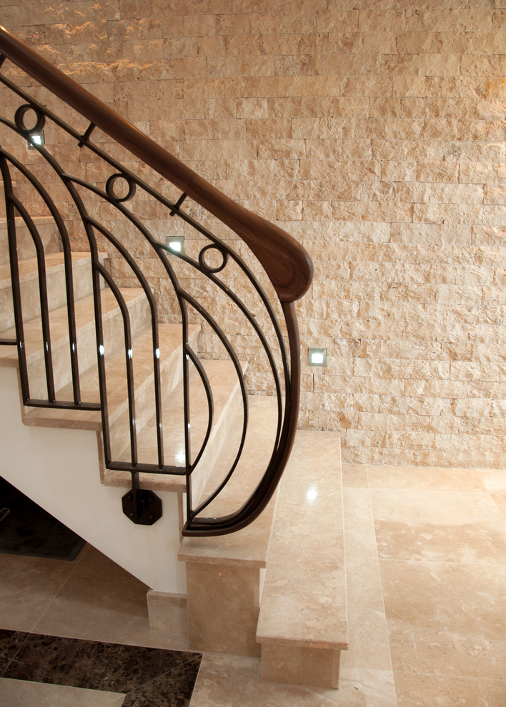 Cette image montre un grand escalier droit traditionnel en marbre avec des contremarches en marbre et un garde-corps en matériaux mixtes.