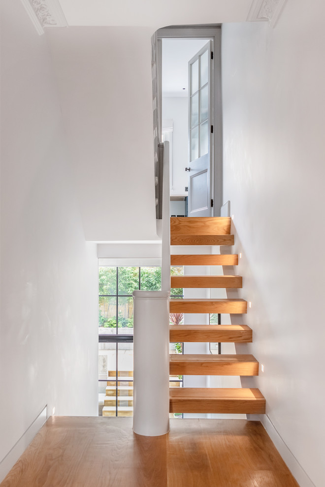 Idées déco pour un escalier sans contremarche flottant contemporain avec des marches en bois et palier.
