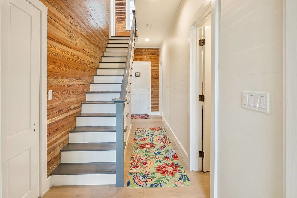 Ejemplo de escalera recta marinera con escalones de madera pintada, contrahuellas de madera pintada y barandilla de madera