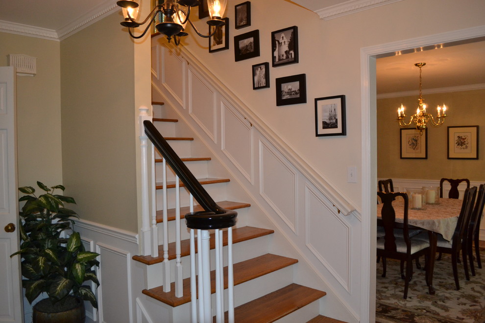 Свежая идея для дизайна: прямая лестница в классическом стиле с деревянными ступенями и крашенными деревянными подступенками - отличное фото интерьера