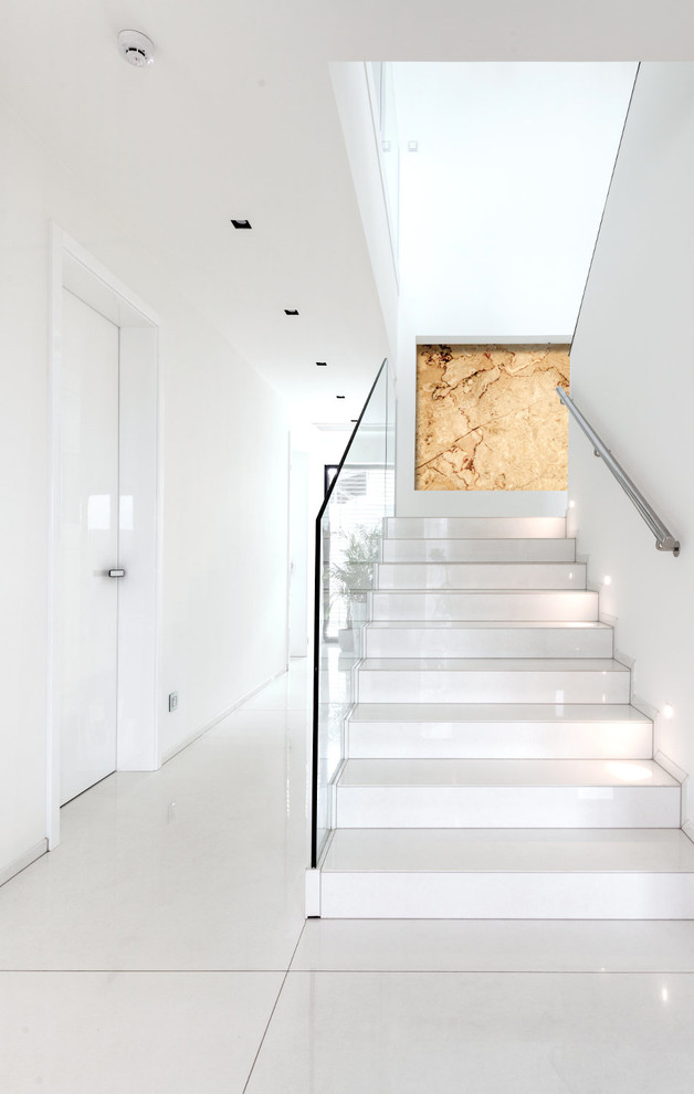 Mittelgroße Moderne Treppe in U-Form mit Glas-Setzstufen in Sonstige