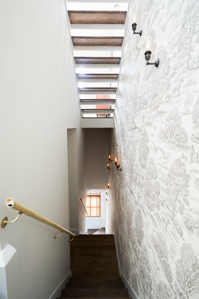 Imagen de escalera recta clásica renovada sin contrahuella con escalones de madera
