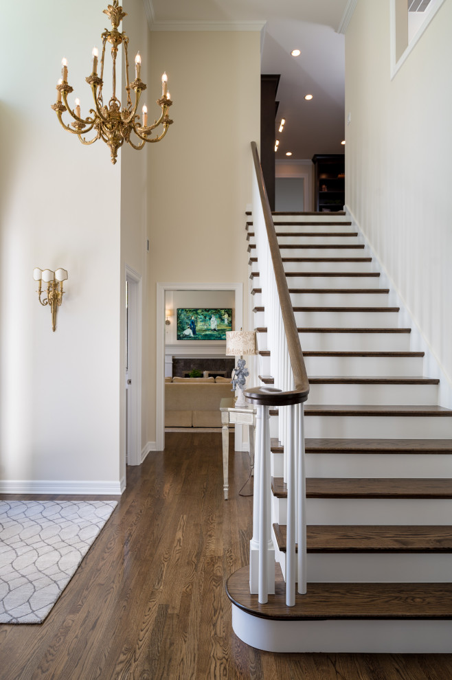 Идея дизайна: прямая деревянная лестница среднего размера в стиле неоклассика (современная классика) с деревянными ступенями и деревянными перилами