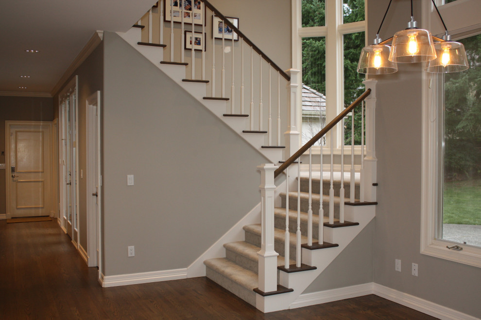 Источник вдохновения для домашнего уюта: угловая лестница в современном стиле с ступенями с ковровым покрытием и деревянными перилами
