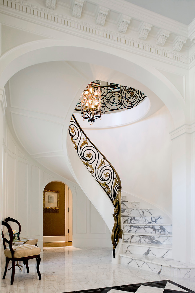 Идея дизайна: большая лестница на больцах в классическом стиле с мраморными ступенями и подступенками из мрамора