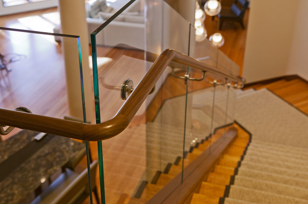 Свежая идея для дизайна: угловая деревянная лестница среднего размера в современном стиле с ступенями с ковровым покрытием и деревянными перилами - отличное фото интерьера