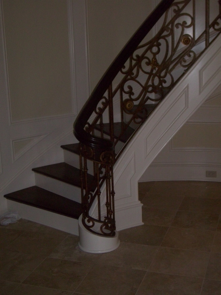 Idées déco pour un grand escalier flottant classique avec des marches en bois et des contremarches en bois.