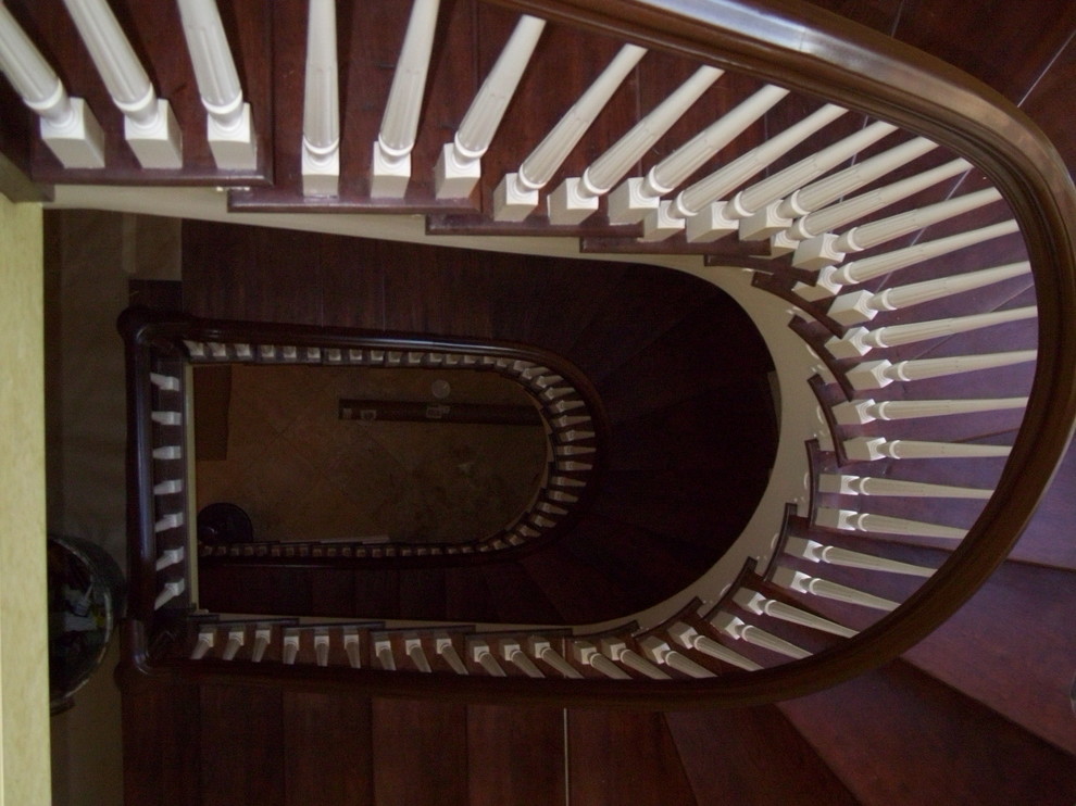 Idée de décoration pour un grand escalier flottant tradition avec des marches en bois et des contremarches en bois.