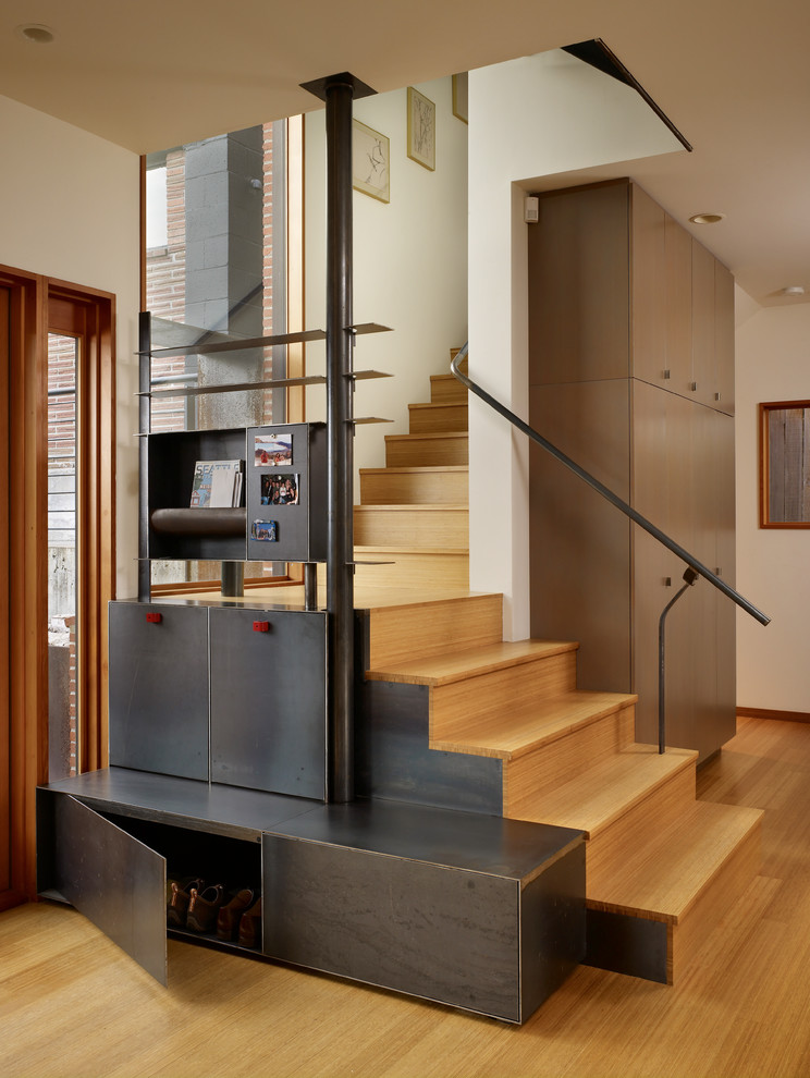 Источник вдохновения для домашнего уюта: деревянная лестница в стиле лофт с деревянными ступенями и металлическими перилами