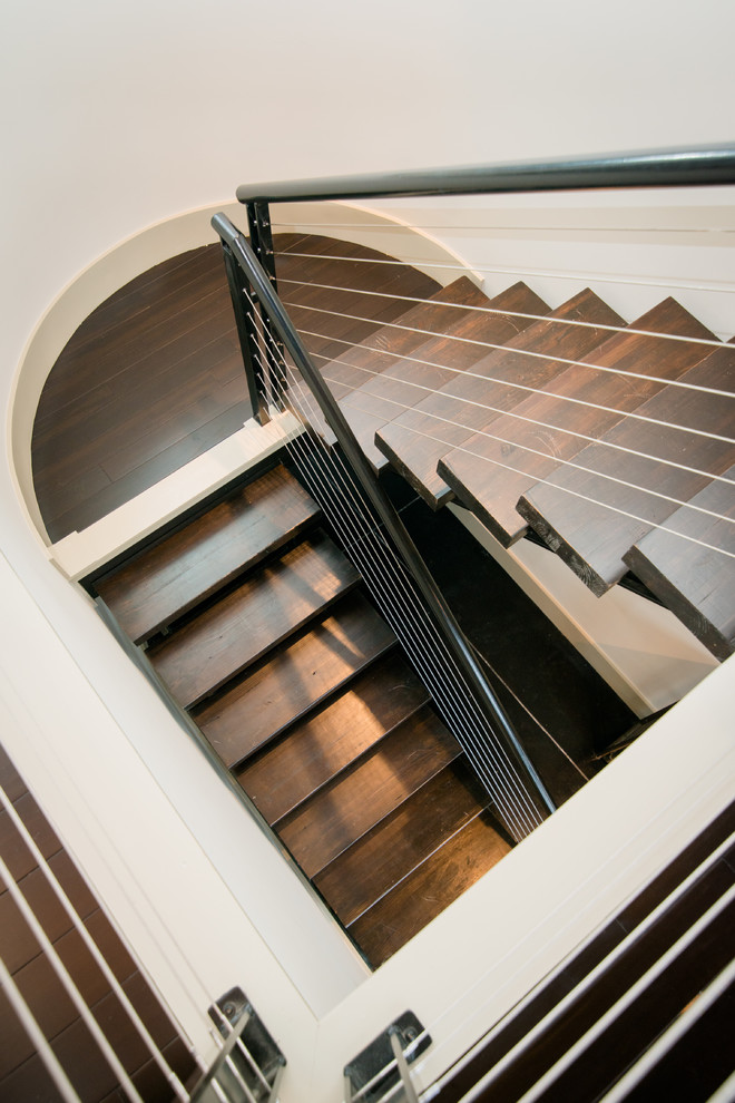 Стильный дизайн: большая п-образная деревянная лестница в современном стиле с деревянными ступенями - последний тренд