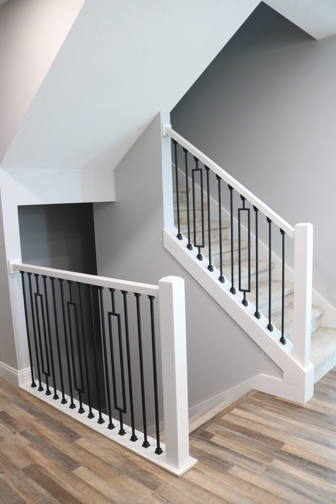 На фото: п-образная лестница в морском стиле с ступенями с ковровым покрытием, ковровыми подступенками и металлическими перилами