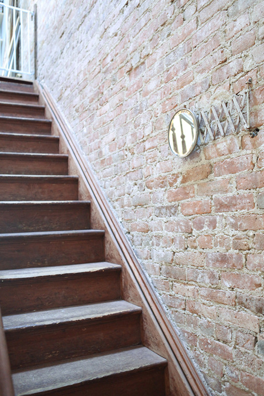 Стильный дизайн: прямая деревянная лестница в стиле фьюжн с деревянными ступенями и деревянными перилами - последний тренд