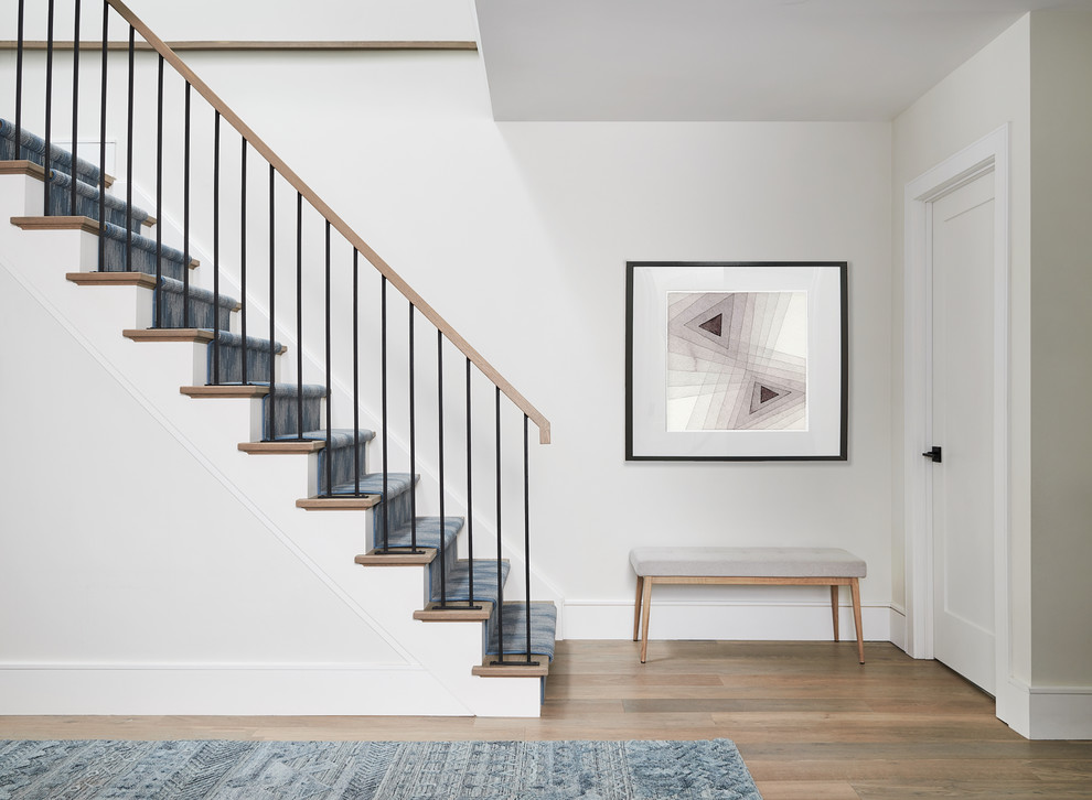 Inspiration för en mellanstor skandinavisk l-trappa, med heltäckningsmatta, sättsteg i målat trä och räcke i flera material
