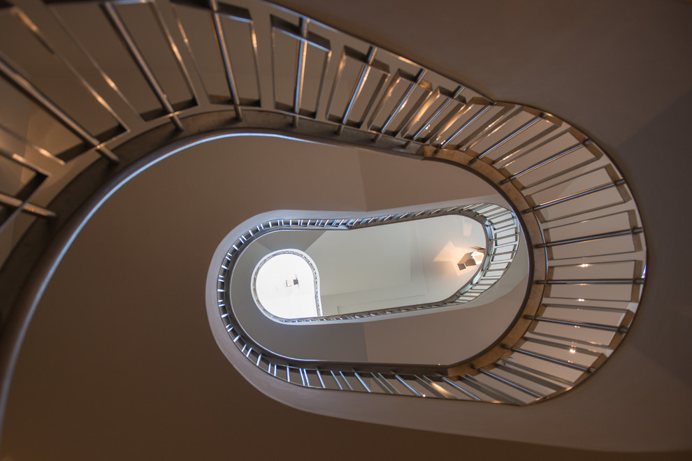 Aménagement d'un escalier hélicoïdal contemporain.