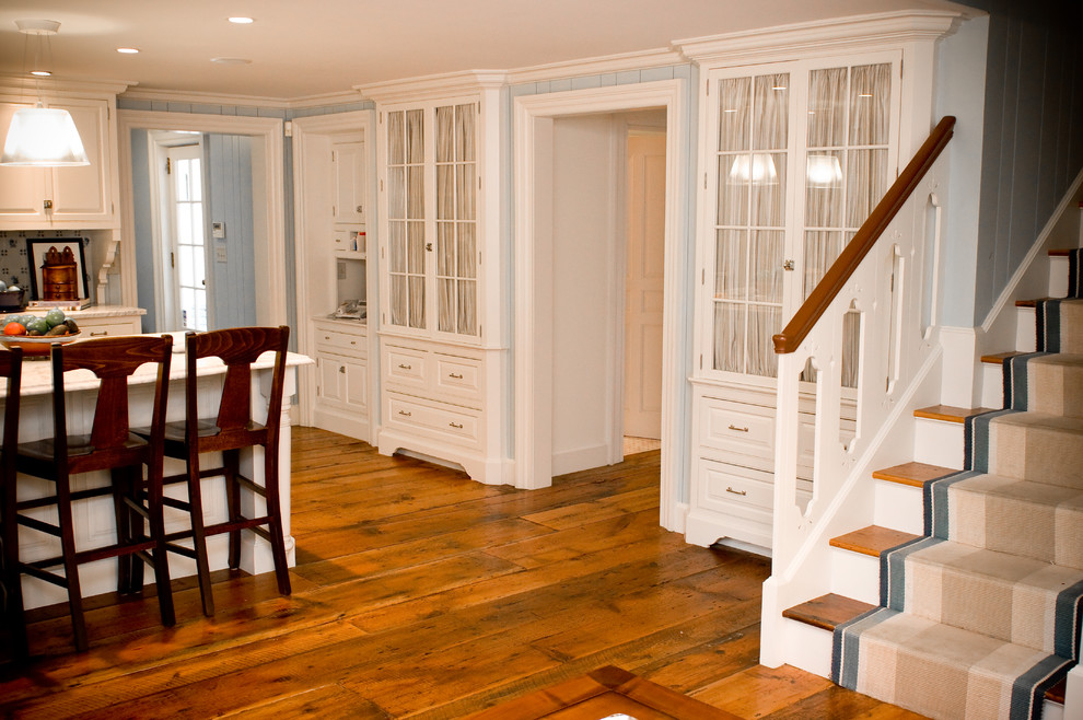 Foto de escalera recta campestre de tamaño medio con escalones de madera y contrahuellas de madera pintada
