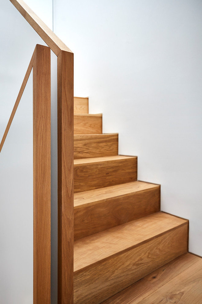 Idées déco pour un escalier contemporain en U de taille moyenne avec des marches en bois, des contremarches en bois et un garde-corps en verre.