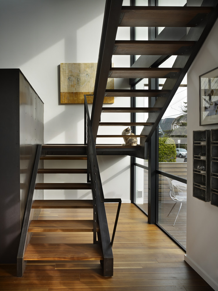 Imagen de escalera en U minimalista pequeña sin contrahuella con escalones de madera